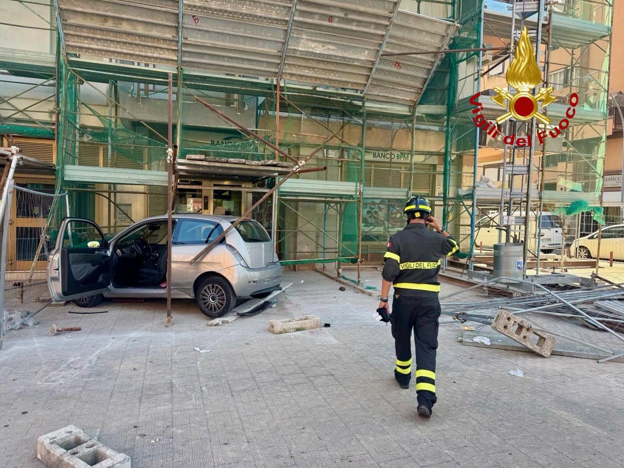 Auto contro impalcatura a Palermo, 25enne estratto dalle lamiere