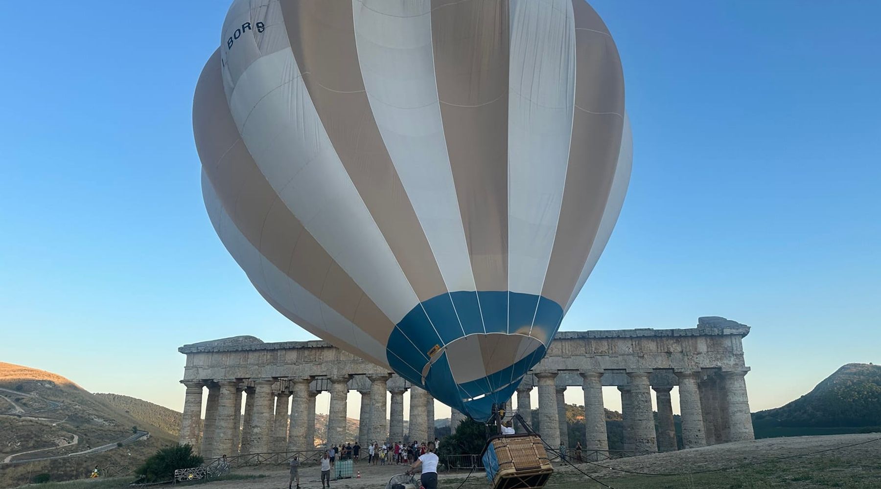 Un volo tra cielo e mito, il Tempio dorico di Segesta visto dalla mongolfiera