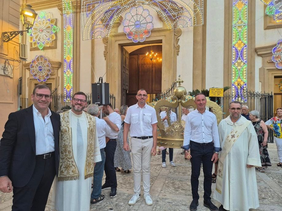 La corona ai Quattro canti dà il via alla festa in onore della Patrona di Castellammare
