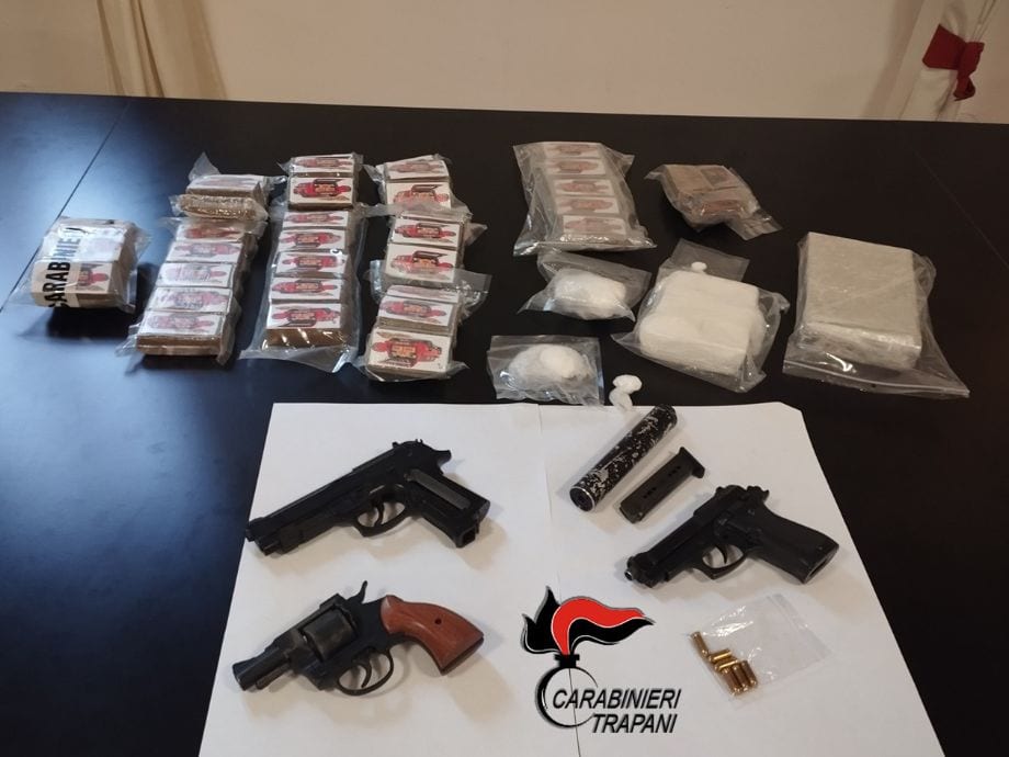 Erice. Altro che pizza, nel bagagliaio c’erano cocaina, hashish e pistole