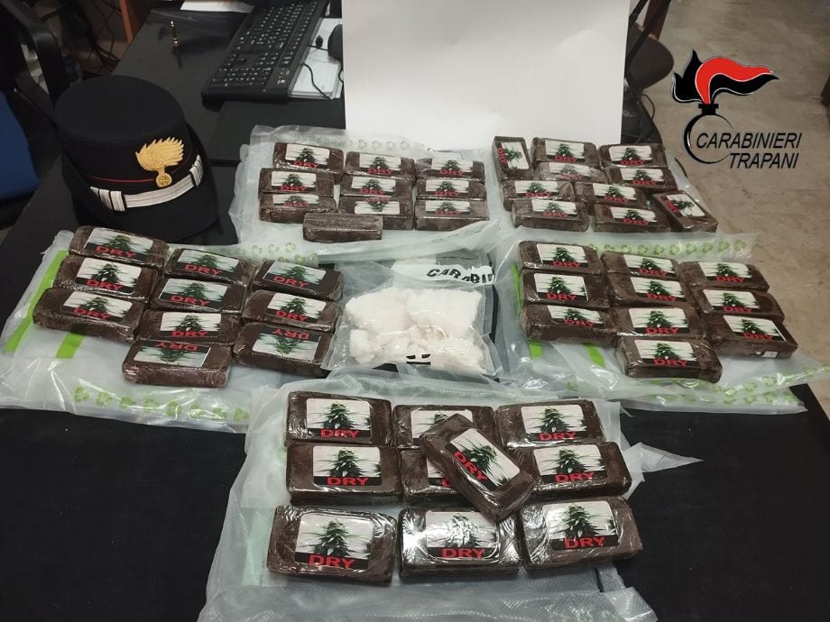 In auto con 5 kg di hashish e 250 grammi di crack, arrestati 2 giovani alcamesi