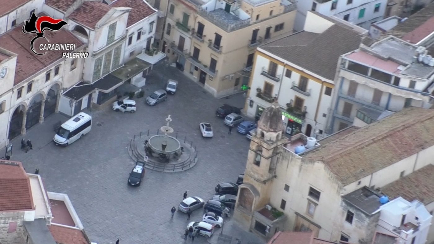 Carini. Maxi operazione antidroga, 18 misure cautelari per spaccio ed estorsione