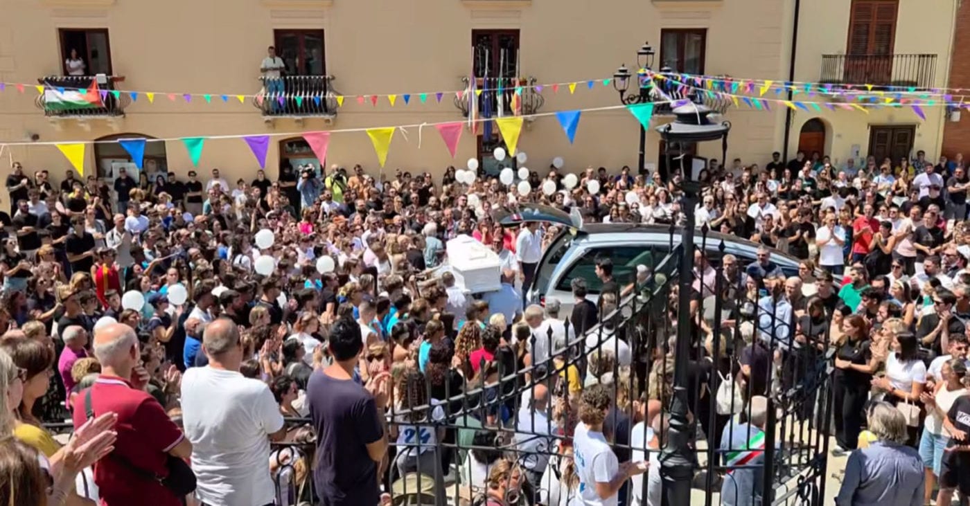 La città di Capaci si ferma per l’ultimo saluto a Simona Cinà