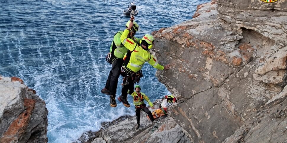 Paura alla ‘Fossa dello Stinco’, giovane con trauma alla colonna vertebrale dopo un tuffo (VIDEO)