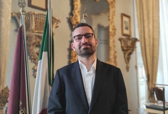 La politica si fa sui social, notte di fuoco a Trapani dopo le dimissioni di Barbara