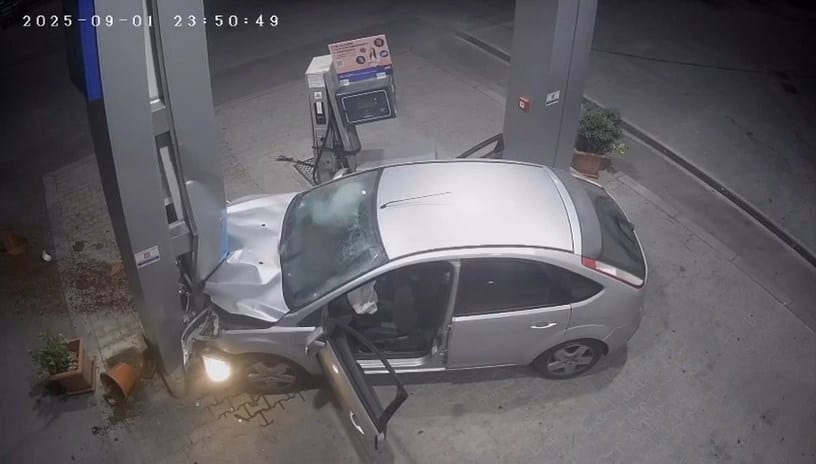 Auto a velocità contro distributore, a Castellammare sei giovani illesi per miracolo