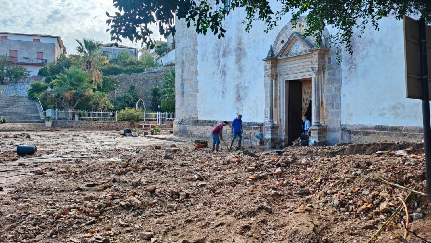 Bomba d’acqua ad Alcamo, strade come fiumi. Santuario inaccessibile, appello del parroco (VIDEO)
