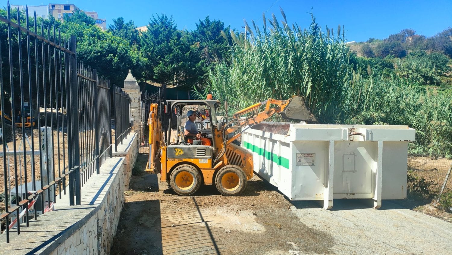 Volontari e ruspa per liberare il Santuario di Maria SS. di Alcamo dai detriti (VIDEO)