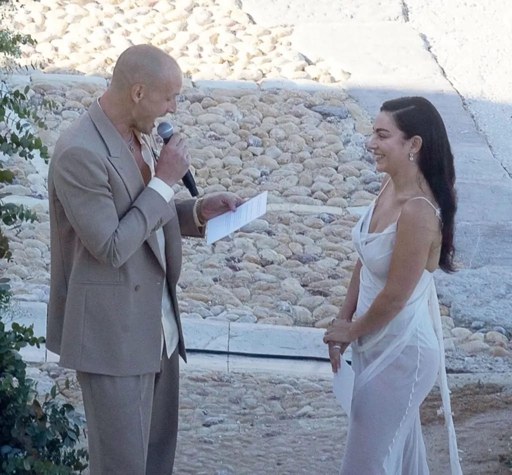 Matrimonio vip alla tonnara di Scopello, le riservatissime nozze di Charli XCX e George Daniel