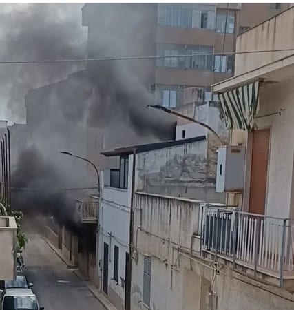 Casa in fiamme a Marsala, scampata la tragedia. Si indaga sui piromani