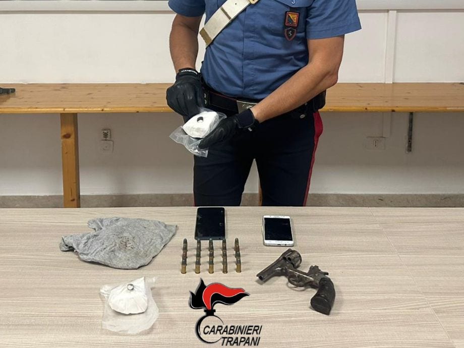 Pistola clandestina e droga nascosti in auto e casa, ai domiciliari un alcamese