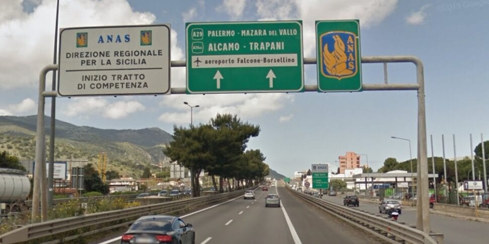 Inseguimento, pestaggio e rapina sull’A19, padre e figli in carcere