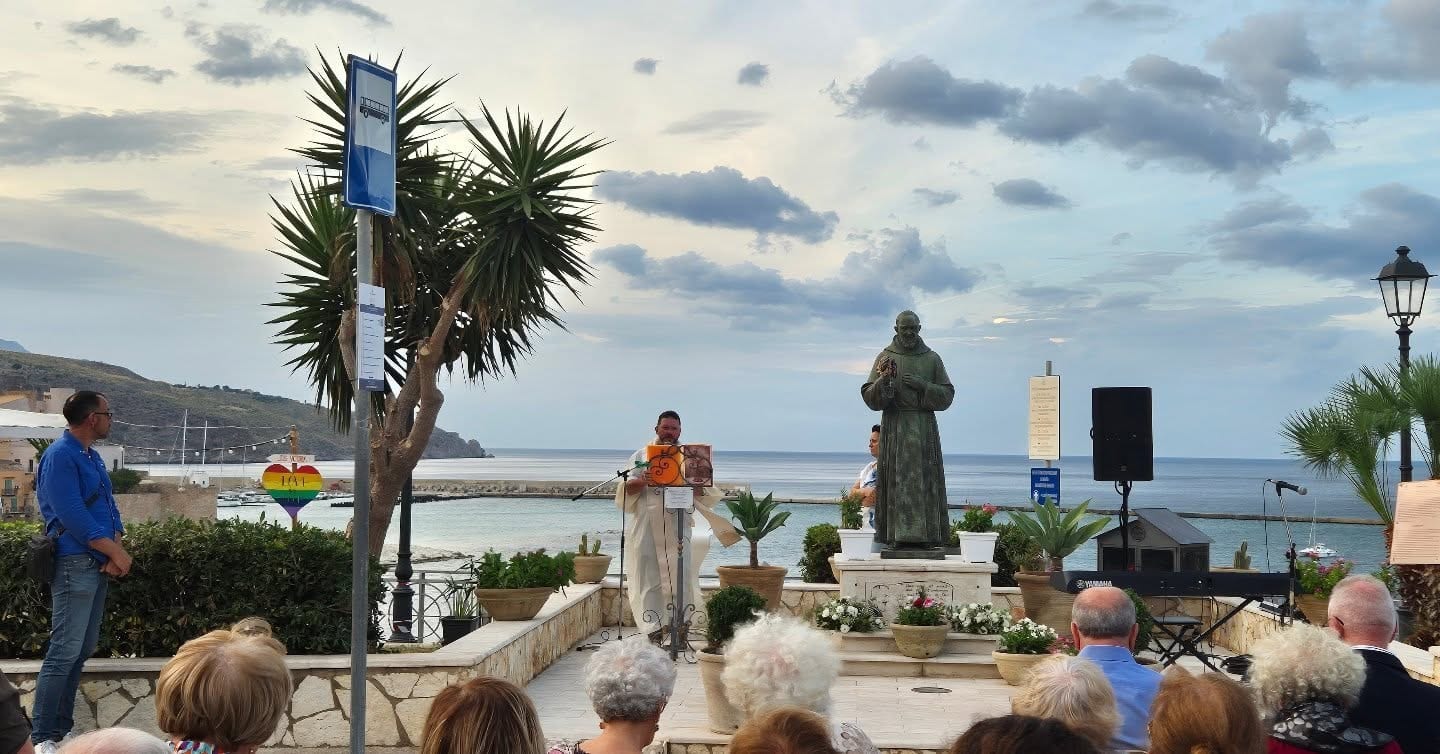 Fede e comunità. A Castellammare omaggio a San Pio tra musica, preghiera e fuochi d’artificio (video)