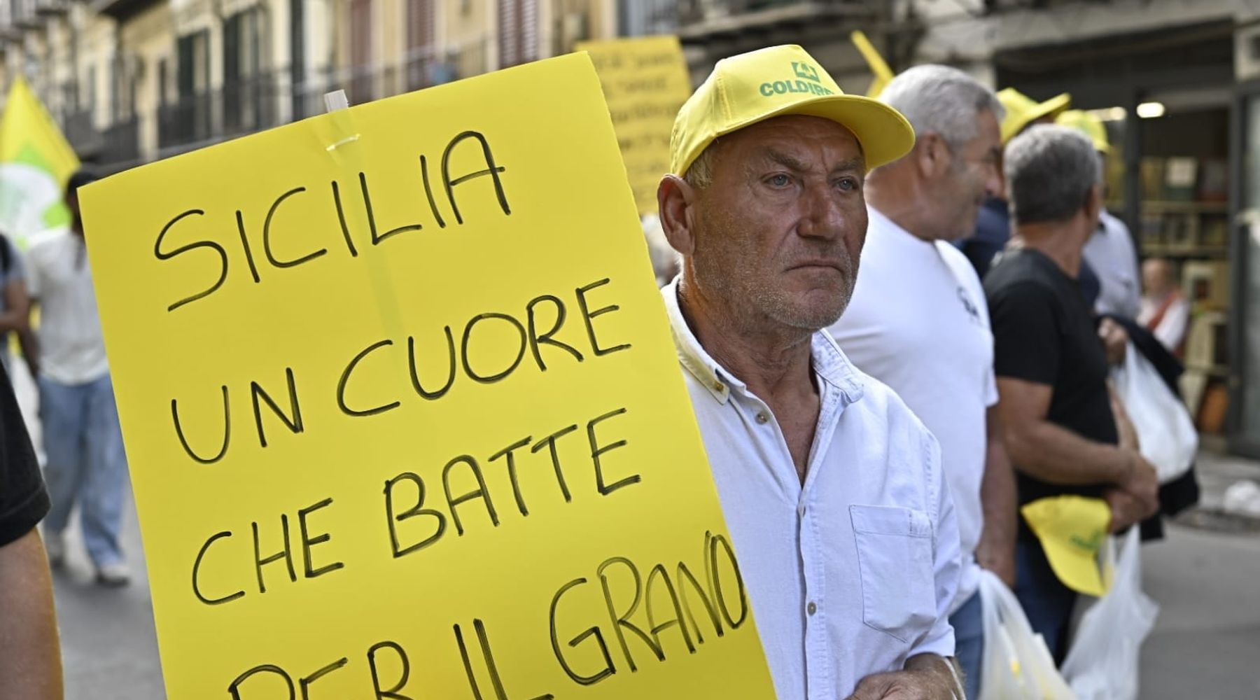 Stop al grano estero con pesticidi. Agricoltori siciliani in marcia per la sovranità alimentare (VIDEO)