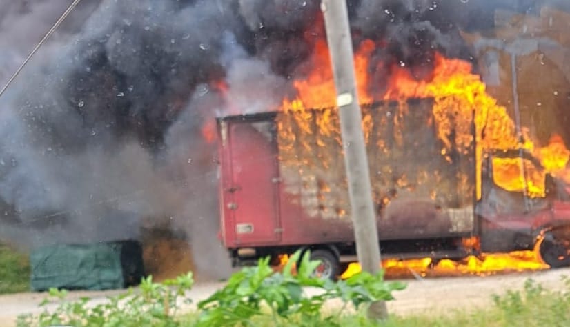 Fiamme devastano un automezzo Bartolini nella zona commerciale di Partinico
