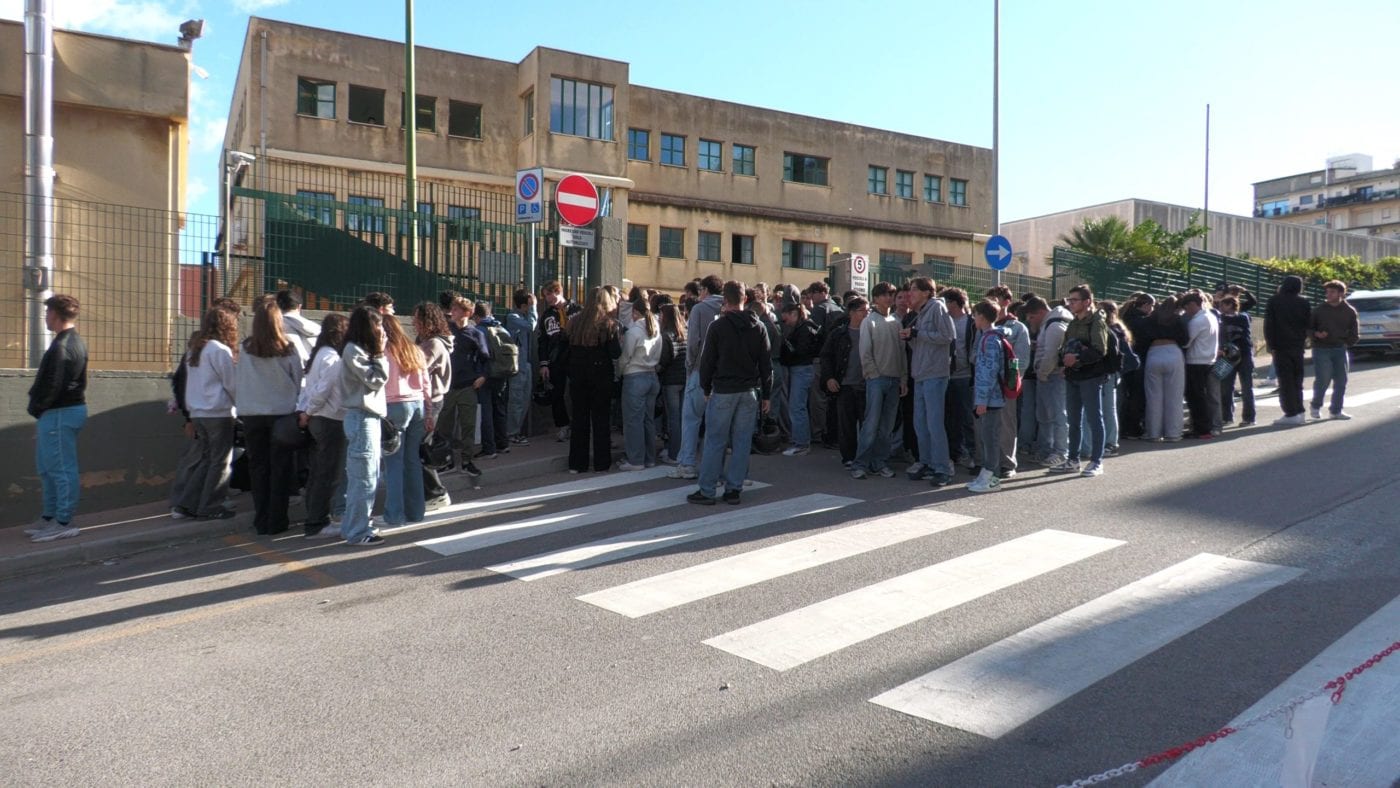 Da mercoledì senza acqua, studenti del ‘Ferro’ di Alcamo protestano (Interviste)