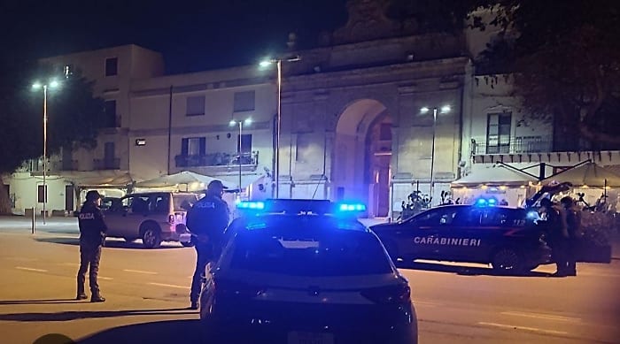 Rissa in centro a Marsala, auto vandalizzate e fuoco doloso all’Antico Mercato