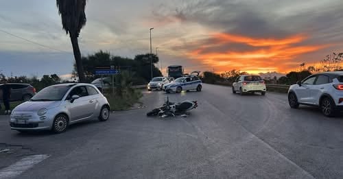 Scontro sulla bretella di via Marsala a Trapani: auto contro moto, due persone in ospedale