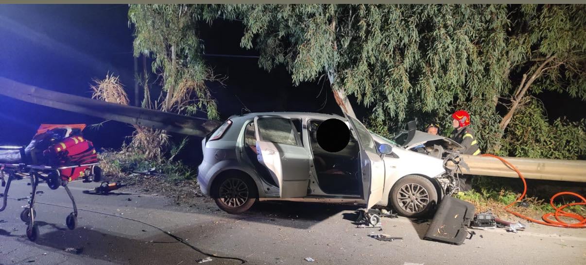 Partinico-Alcamo, ventenne intrappolato nell’auto dopo l’urto. Salvato dai pompieri