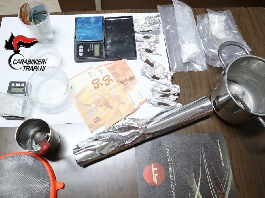 Spaccio come impresa nel Bronx di Trapani. Bunker con videosorveglianza, blitz e due in manette