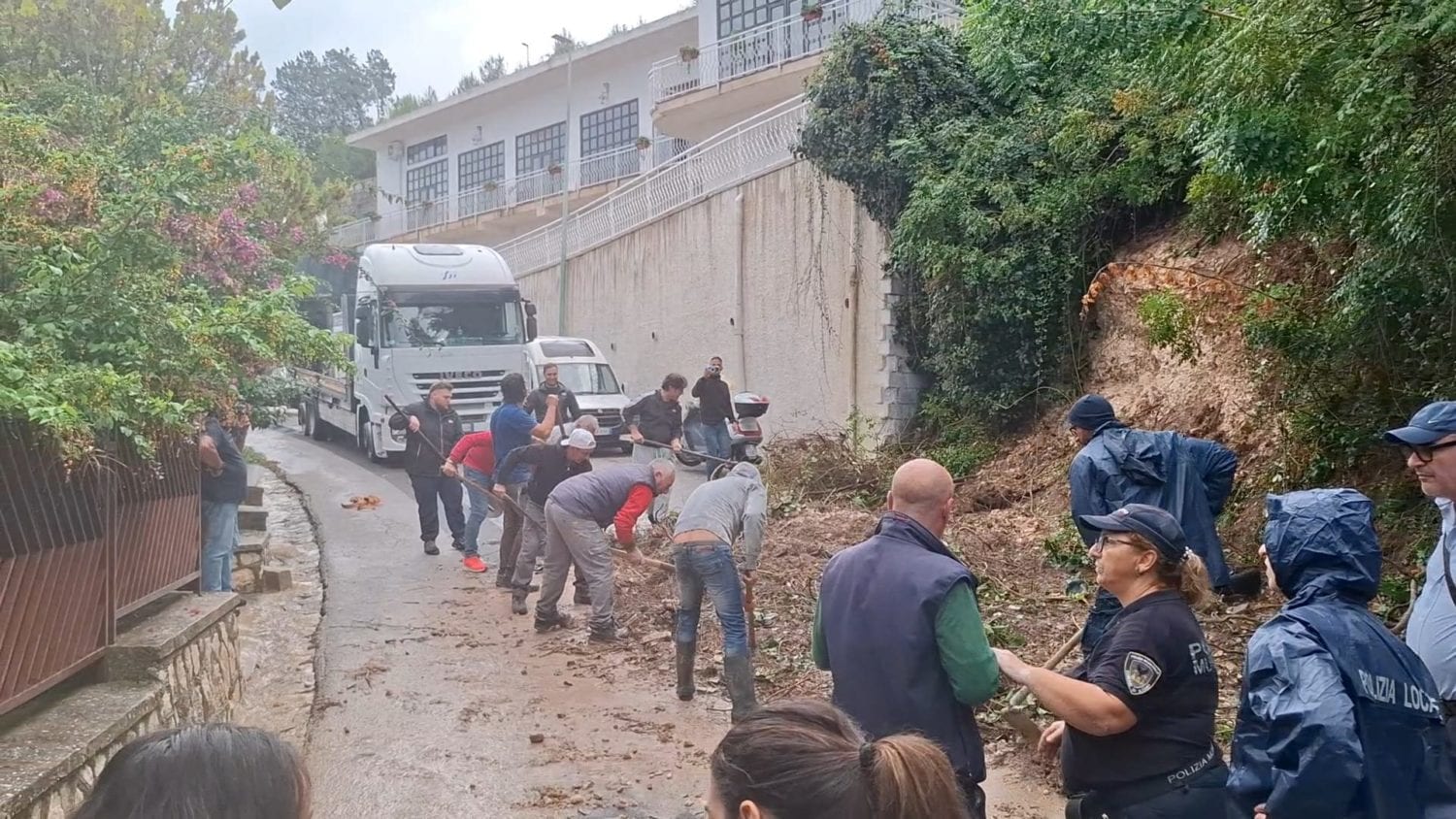 Maltempo, quasi 100 mm di pioggia in 24 ore ad Alcamo. Smottamenti e allagamenti