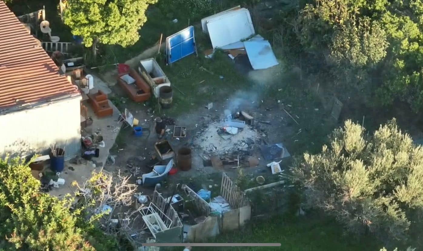 Trapani, brucia rifiuti vicino hub vaccinale: incastrato dal drone “A tia talìu”, area sequestrata