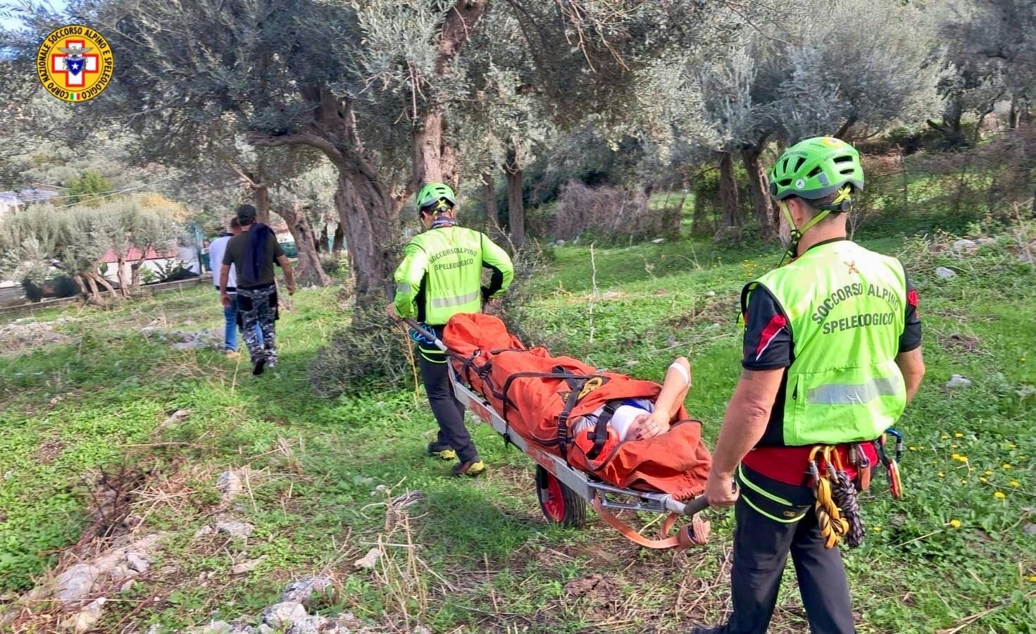 Cade da albero d’ulivo a Torretta: donna soccorsa dal CNSAS in zona impervia e portata a Villa Sofia