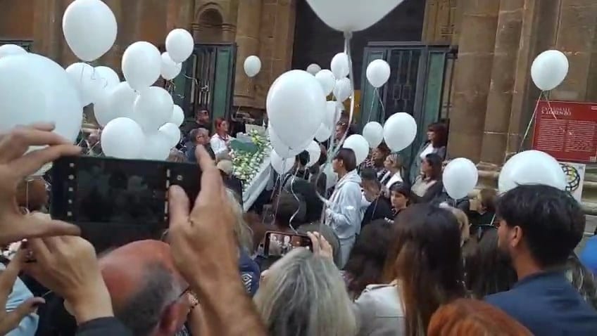 L’abbraccio di Trapani ad Alessandro: la città si stringe per l’ultimo saluto al bimbo (video)