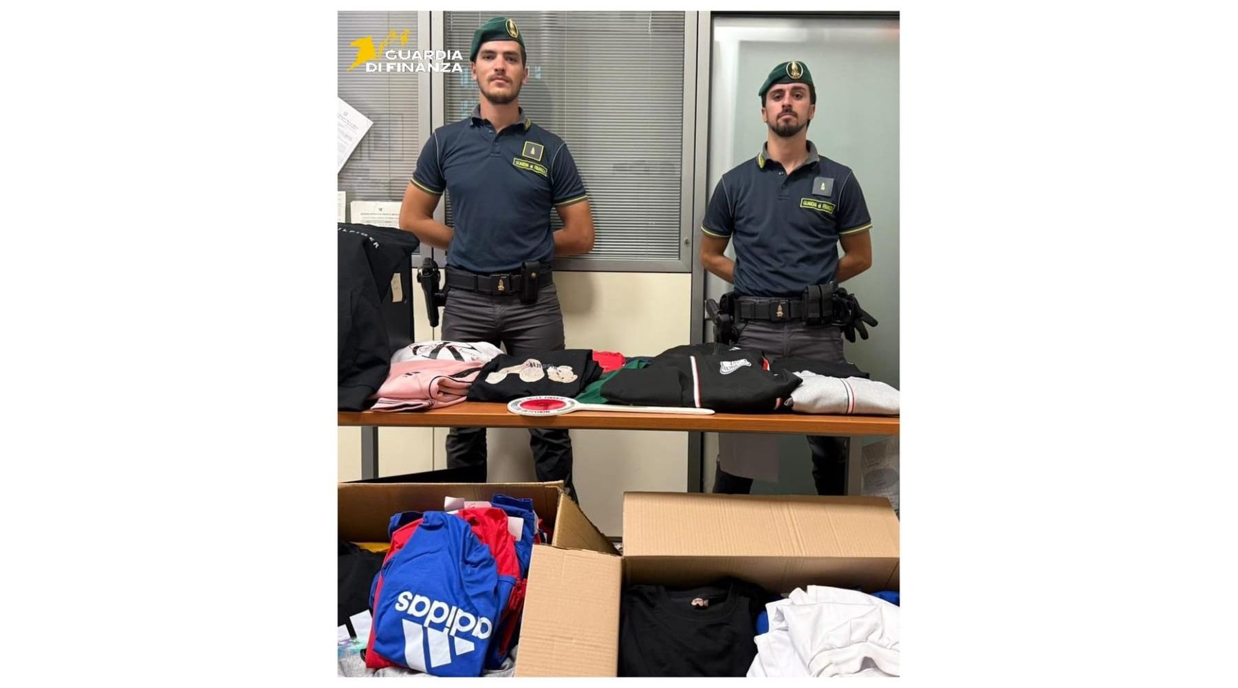 Trapani, maxi-sequestro Gdf: oltre 4.000 giocattoli e 230 capi falsi in un negozio per Halloween