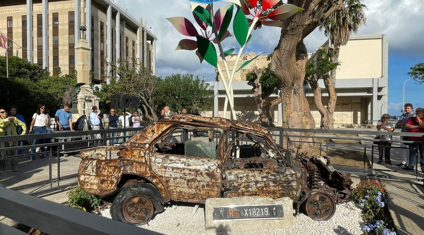 Strage di Pizzolungo, Trapani inaugura il monumento: dall’auto-bomba i fiori della speranza
