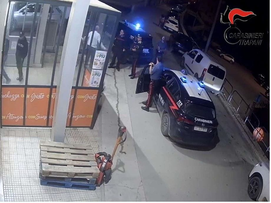 Rissa con bottiglie nel centro storico di Salemi: denunciati quattro stranieri, tre sono irregolari
