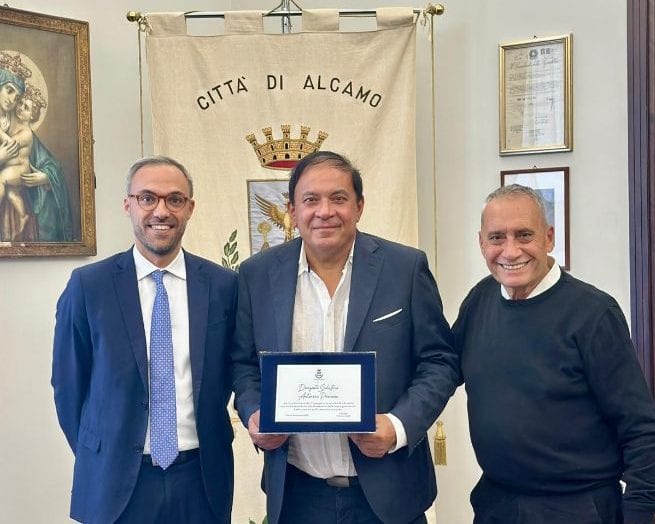 Alcamo, il sindaco Surdi premia il dirigente scolastico Antonino Provenza