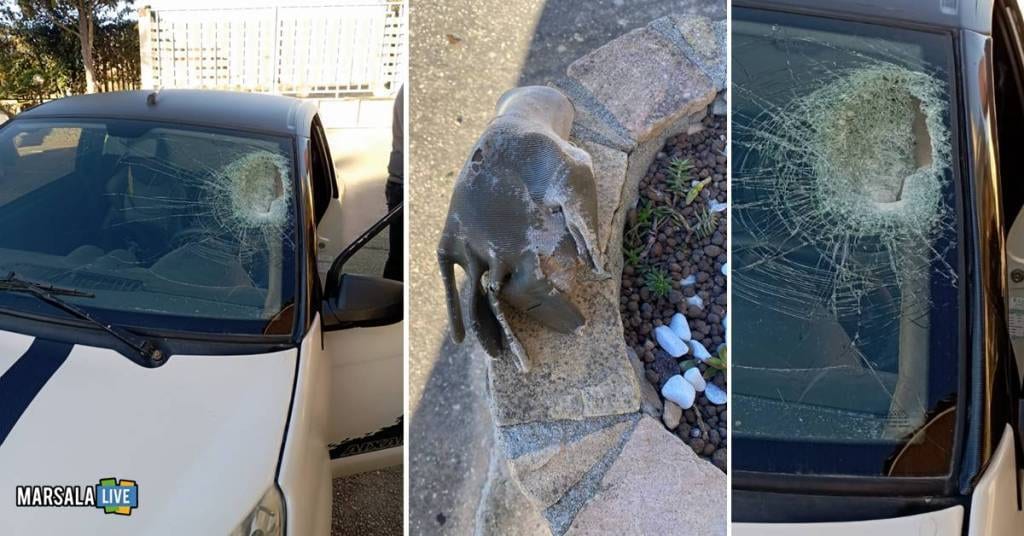 Marsala, minicar colpita da sasso: un 14enne salva la vita per un soffio