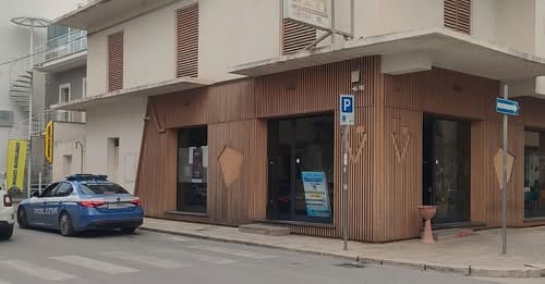 Mazara del Vallo, tre colpi di pistola a una vetrina nella notte, indagini in corso