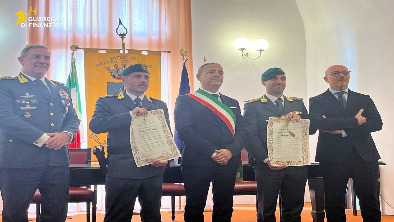 Finanzieri bloccano auto contromano sulla A29 e salvano due ragazze minorenni
