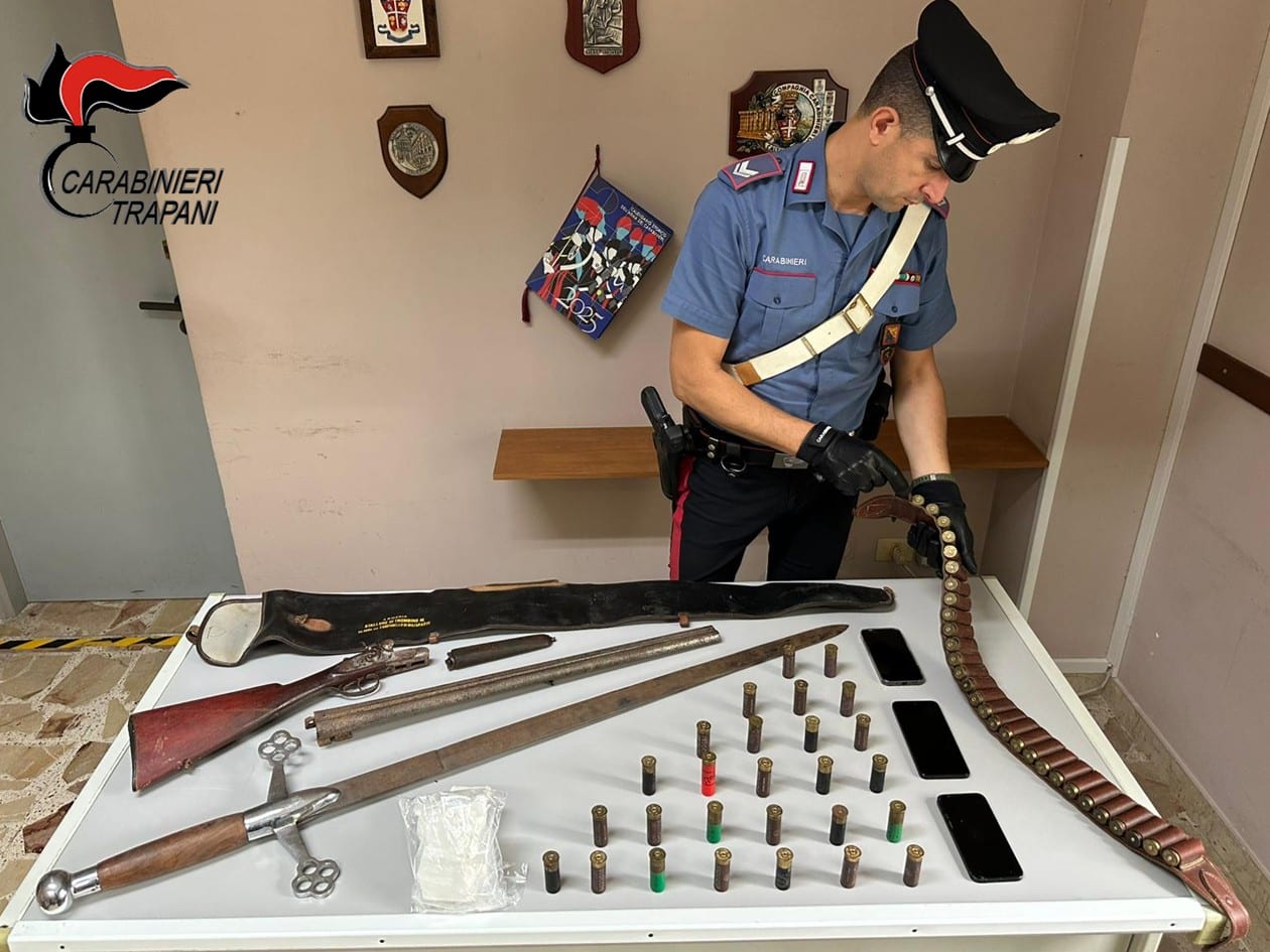 Una spada, 200 grammi di cocaina in auto e un fucile in casa, due arresti a Castelvetrano