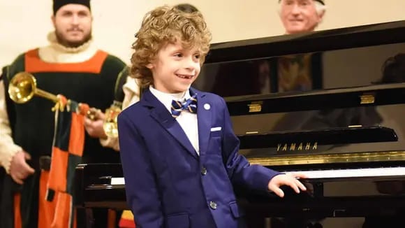 Il bambino prodigio di Buseto Palizzolo Alessandro Gervasi riceve un nuovo pianoforte