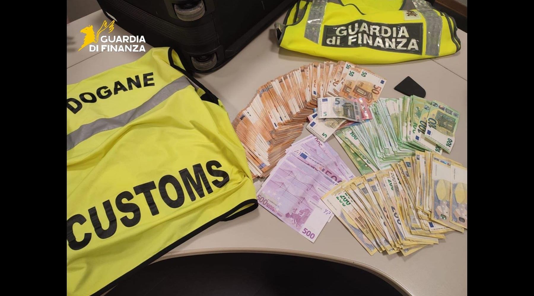 Falcone-Borsellino, boom di passeggeri e di controlli: denaro, stupefacenti e oggetti di lusso