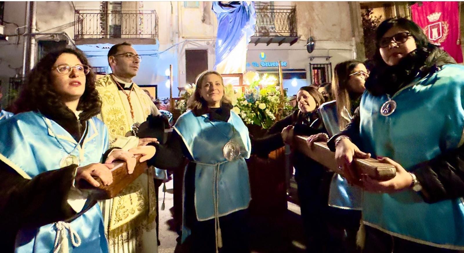 Torretta, per la prima volta sono le donne a spingere la vara dell’Immacolata