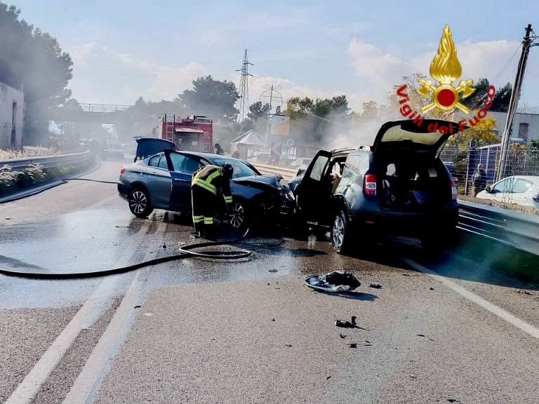 Incidente stradale sulla Palermo-Sciacca. Scontro frontale e vetture in fiamme