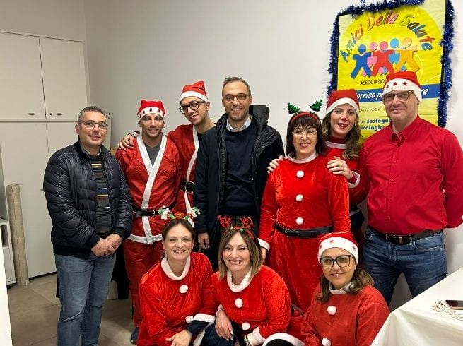 Un sorriso in corsia: l’iniziativa natalizia che porta gioia ai pazienti oncologici