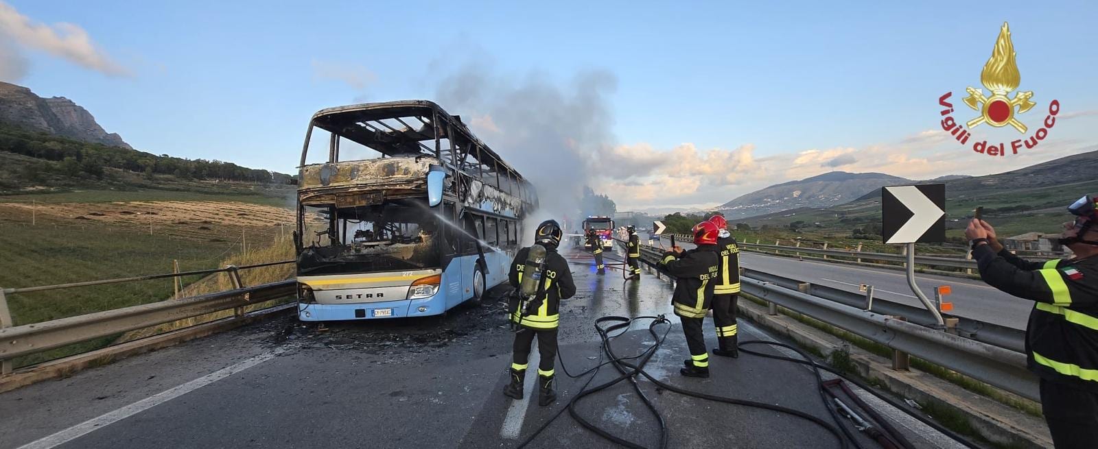 Pullman a due piani in fiamme sulla A29, paura poco prima della galleria di Segesta