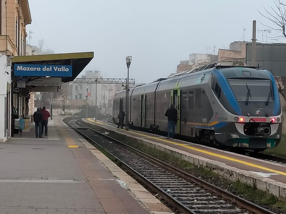 Trapani, ferrovie nel caos: tra la via Milo chiusa da 12 anni e i continui tagli sulla linea