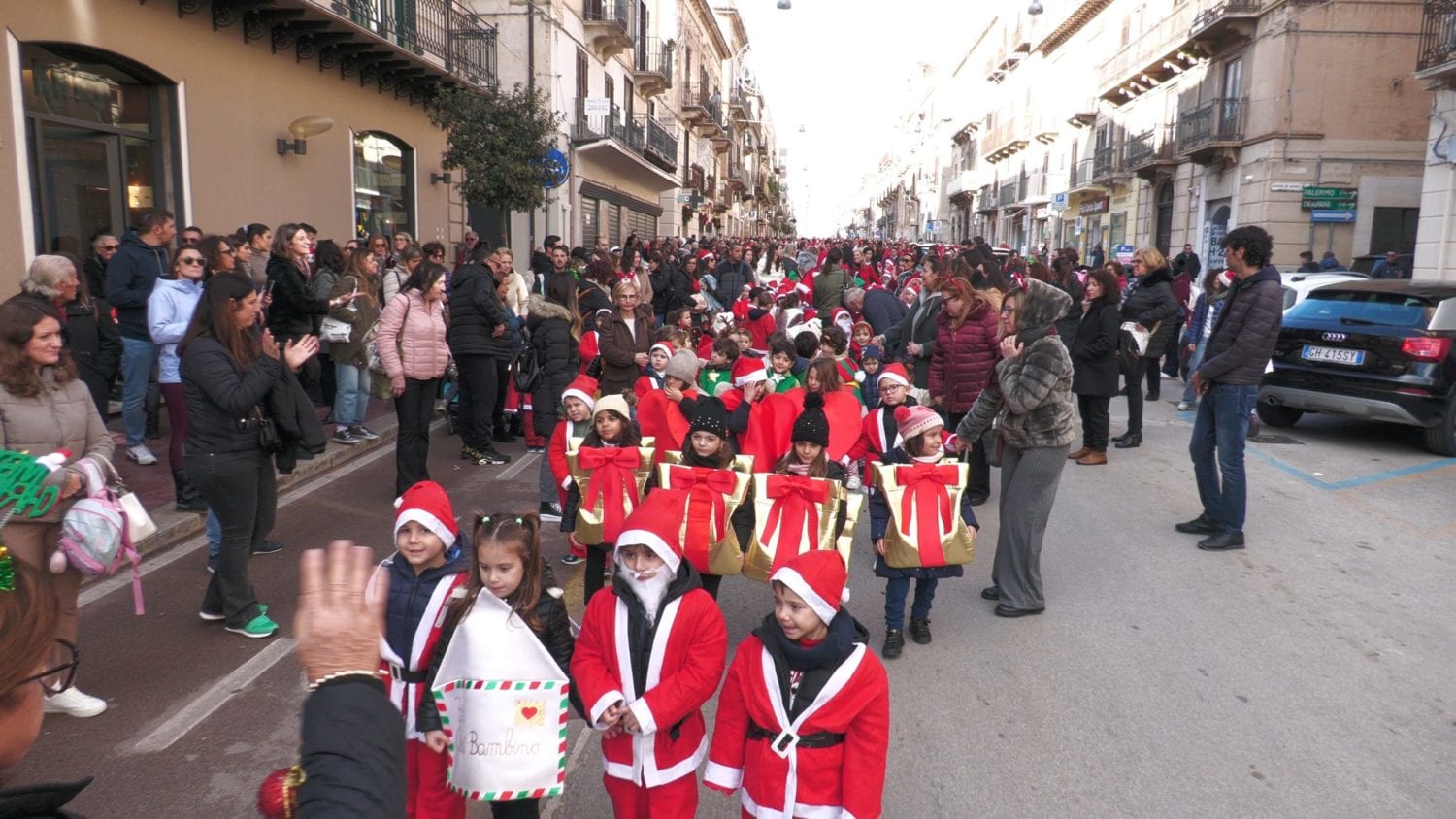 Note, colori e sorrisi. Così il plesso ‘S.G. Bosco-Rocca’ di Alcamo festeggia il Natale (VIDEO)