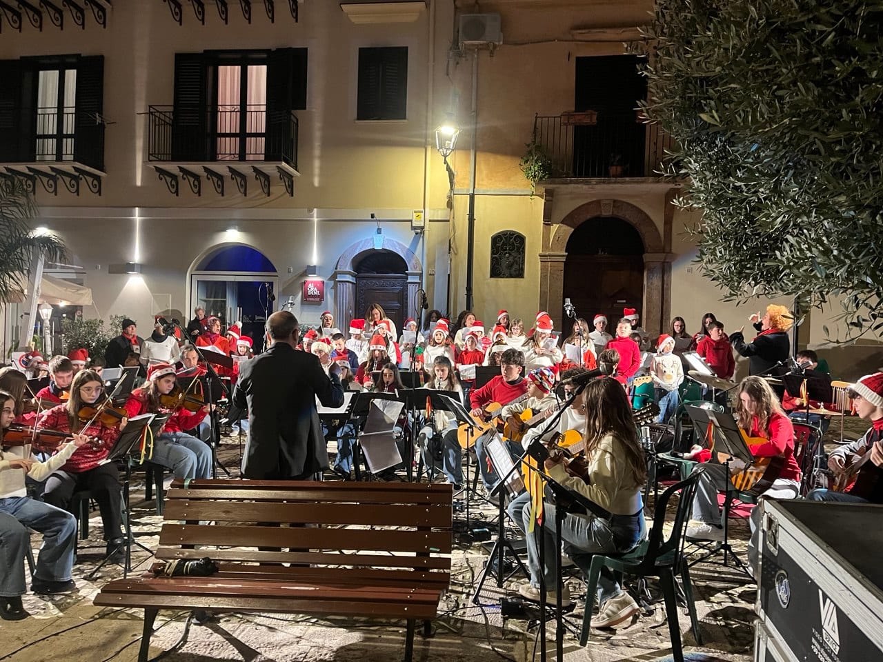 Castellammare, la scuola si fa comunità: successo in piazza Madrice per la Novena di Natale (VIDEO)