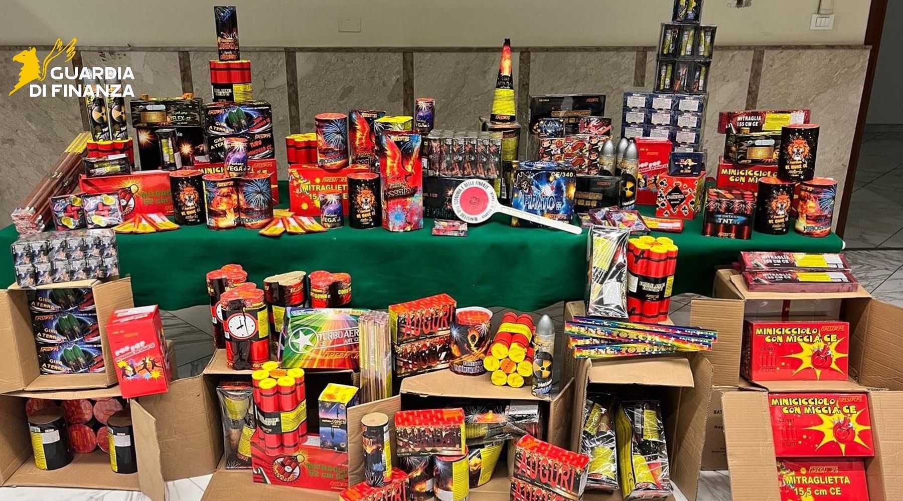 Natale sotto sequestro: addobbi falsi e fuochi illegali, raffica di controlli