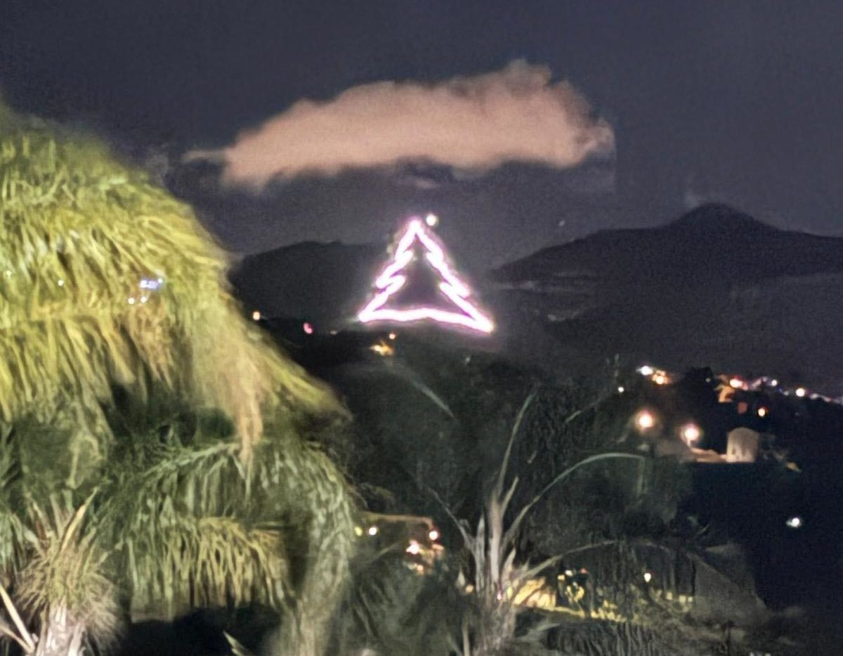 Montelepre brilla sul Monte d’Oro: acceso l’Albero di Natale più grande della Sicilia