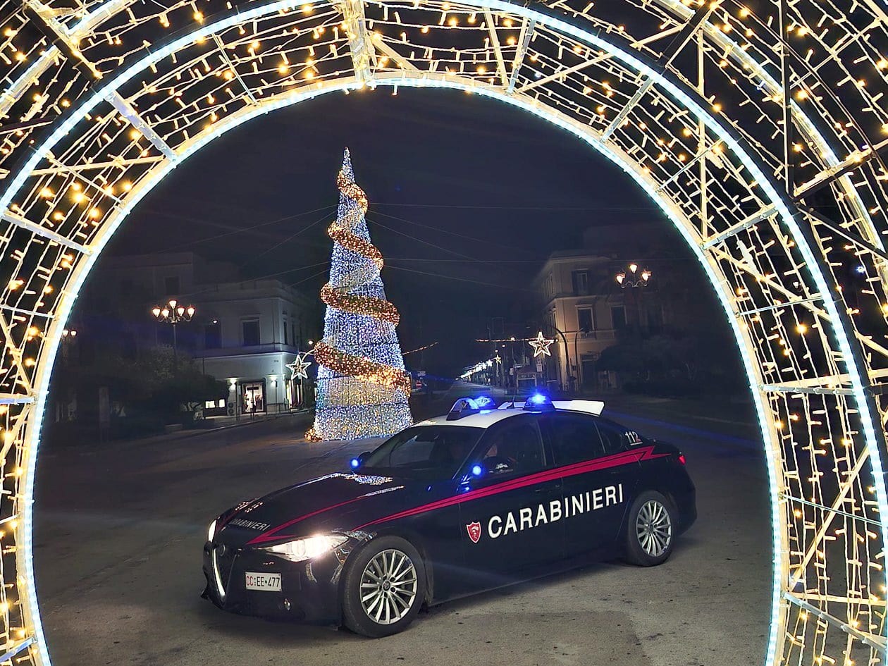 Erice, hashish e contanti in una palazzina popolare: incastrati dalle telecamere dopo il tentativo di fuga