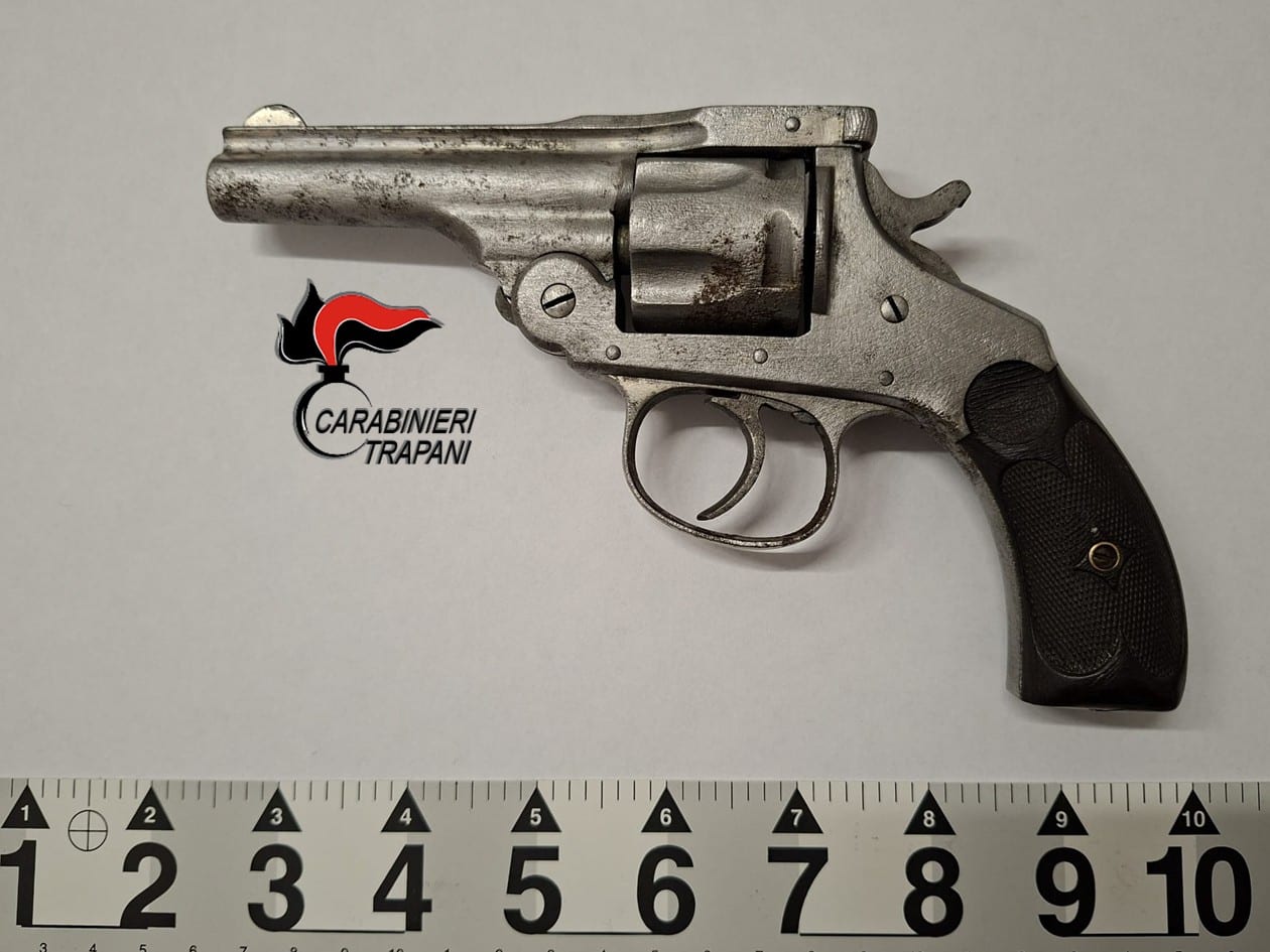 Pistola con matricola abrasa nascosta sul furgone: scattano i domiciliari per un uomo di Alcamo