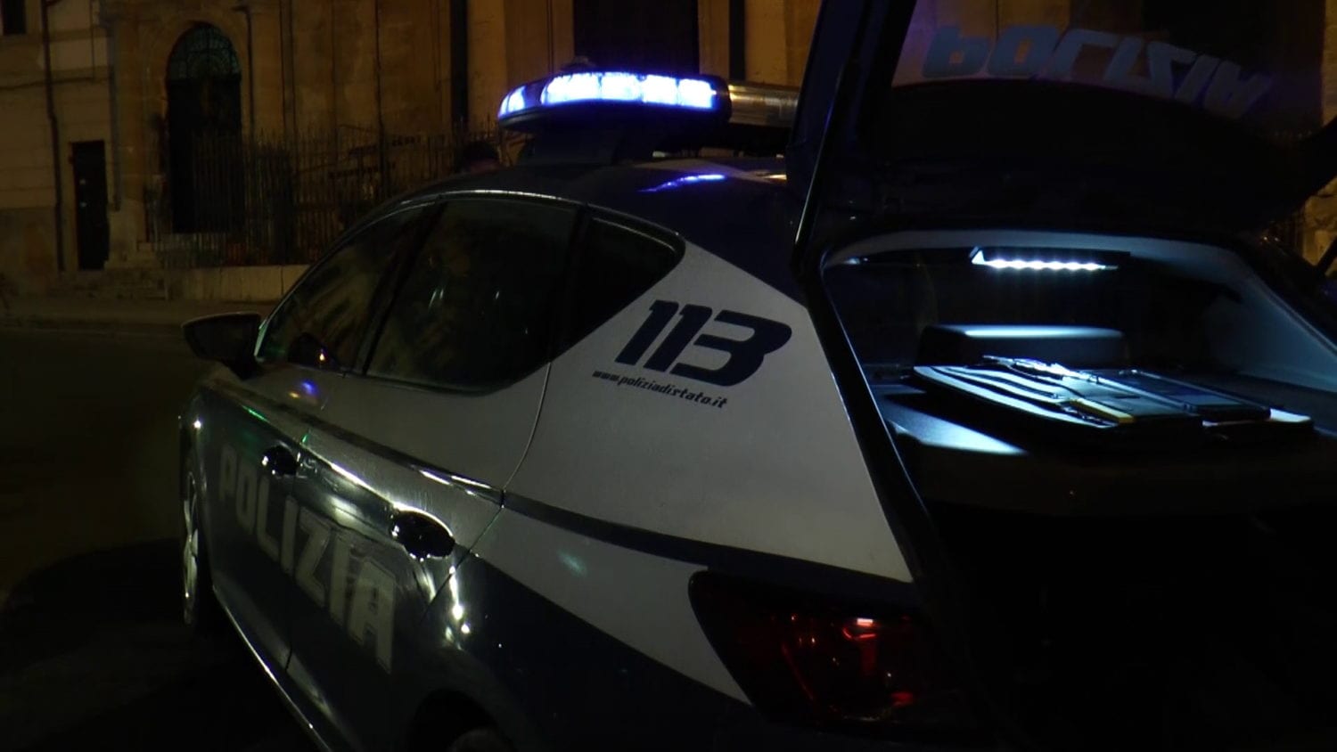Palermo, tenta di incendiare la casa della compagna: bloccato con una pistola rubata